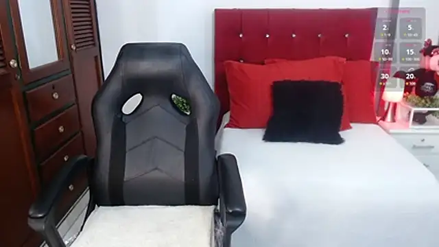 Wanda Milf online show from December 13, 8:36 pm