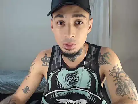 Snapshot of emiliano_hottt chatting on December 15, 9:56 am emiliano hottt online show from December 15, 9:56 am