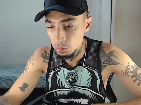 Snapshot of emiliano_hottt chatting on December 15, 4:37 pm emiliano hottt online show from December 15, 4:37 pm