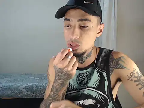 Snapshot of emiliano_hottt chatting on December 15, 7:53 pm emiliano hottt online show from December 15, 7:53 pm