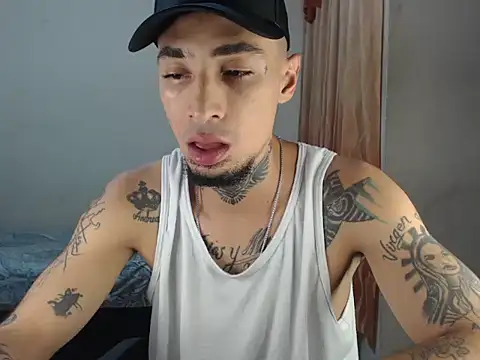 Snapshot of emiliano_hottt chatting on December 19, 5:51 am emiliano hottt online show from December 19, 5:51 am