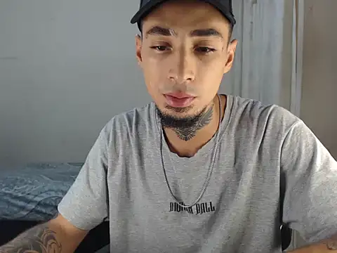 Snapshot of emiliano_hottt chatting on January 26, 7:20 pm emiliano hottt online show from January 26, 7:20 pm