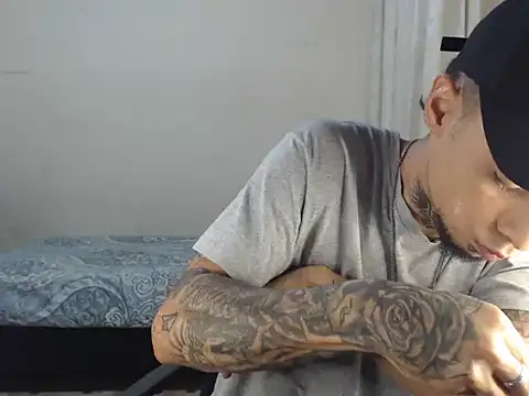 Snapshot of emiliano_hottt chatting on January 26, 10:46 pm emiliano hottt online show from January 26, 10:46 pm