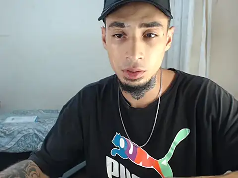 Snapshot of emiliano_hottt chatting on January 28, 11:39 pm emiliano hottt online show from January 28, 11:39 pm