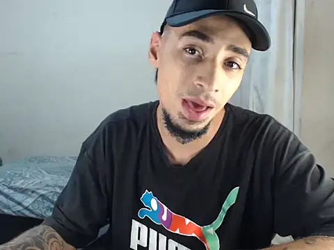 Snapshot of emiliano_hottt chatting on January 31, 4:25 am emiliano hottt online show from January 31, 4:25 am