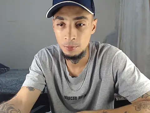 Snapshot of emiliano_hottt chatting on March 9, 3:43 am emiliano hottt online show from March 9, 3:43 am