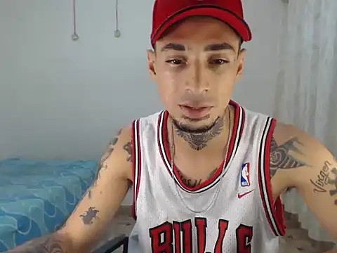 Snapshot of emiliano_hottt chatting on December 5, 5:05 am emiliano hottt online show from December 5, 5:05 am