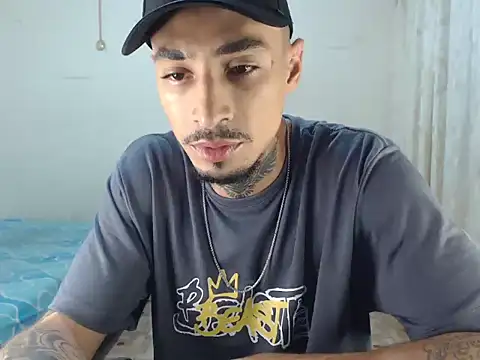 Snapshot of emiliano_hottt chatting on December 15, 10:25 pm emiliano hottt online show from December 15, 10:25 pm