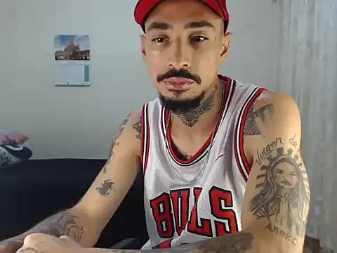 Snapshot of emiliano_hottt chatting on February 22, 7:08 am emiliano hottt online show from February 22, 7:08 am