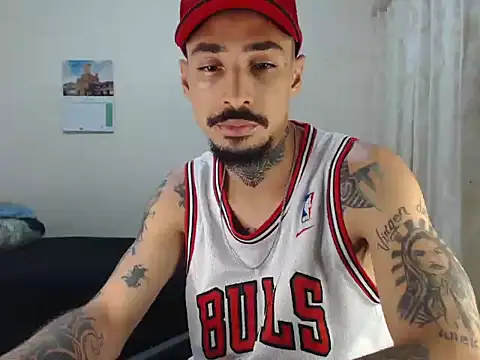 Snapshot of emiliano_hottt chatting on February 23, 2:14 pm emiliano hottt online show from February 23, 2:14 pm