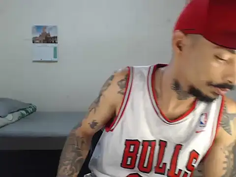 Snapshot of emiliano_hottt chatting on March 27, 10:09 pm emiliano hottt online show from March 27, 10:09 pm