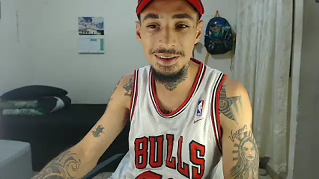 Snapshot of emiliano_hottt chatting on April 23, 1:29 am emiliano hottt online show from April 23, 1:29 am
