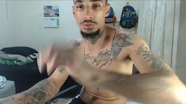 Snapshot of emiliano_hottt chatting on April 24, 8:55 pm emiliano hottt online show from April 24, 8:55 pm
