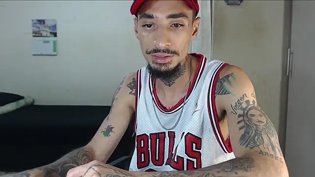 Snapshot of emiliano_hottt chatting on April 28, 2:27 am emiliano hottt online show from April 28, 2:27 am