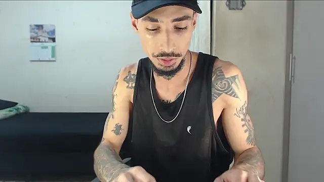 Snapshot of emiliano_hottt chatting on April 28, 9:53 pm emiliano hottt online show from April 28, 9:53 pm