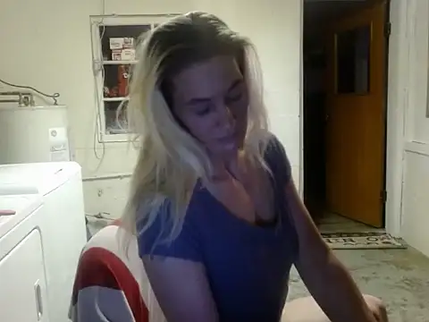 Snapshot of missymilf chatting on February 6, 1:27 am missymilf online show from February 6, 1:27 am