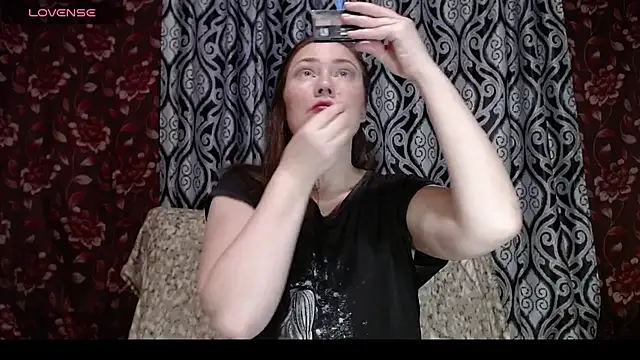 Snapshot of EmilyDoth chatting on November 17, 2:06 am EmilyDoth online show from November 17, 2:06 am