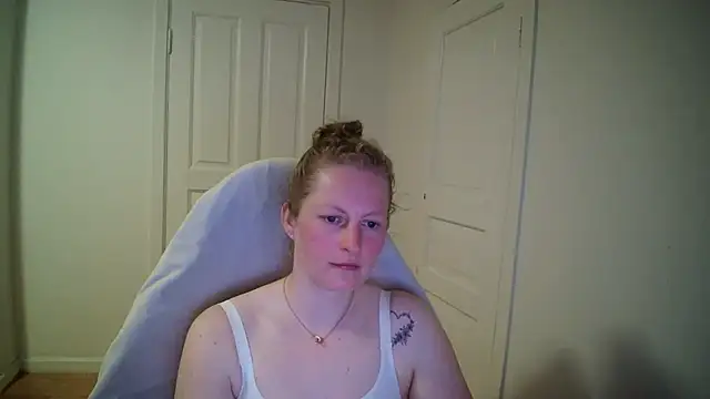 Snapshot of Girlnina-1995 chatting on April 21, 6:12 pm Girlnina-1995 online show from April 21, 6:12 pm