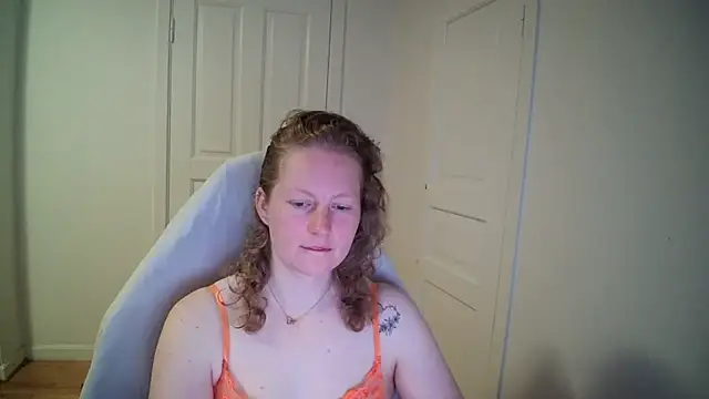 Snapshot of Girlnina-1995 chatting on April 27, 6:22 am Girlnina-1995 online show from April 27, 6:22 am