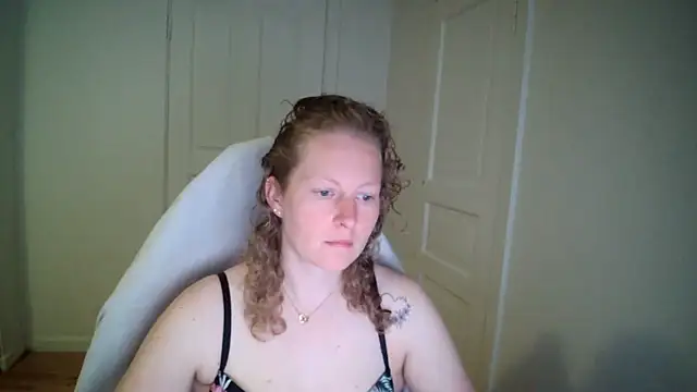 Snapshot of Girlnina-1995 chatting on May 4, 6:09 am Girlnina-1995 online show from May 4, 6:09 am