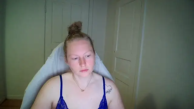 Snapshot of Girlnina-1995 chatting on May 20, 6:08 am Girlnina-1995 online show from May 20, 6:08 am