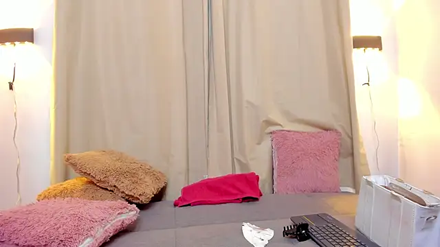 Snapshot of LilyBrunette chatting on July 16, 11:33 pm LilyBrunette online show from July 16, 11:33 pm