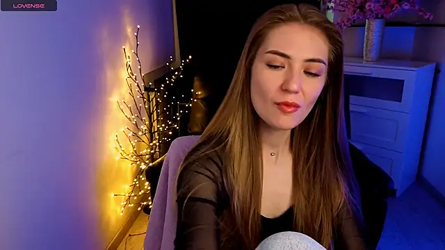 Snapshot of Adelyna_Bird chatting on May 8, 6:41 am Adelyna Bird online show from May 8, 6:41 am