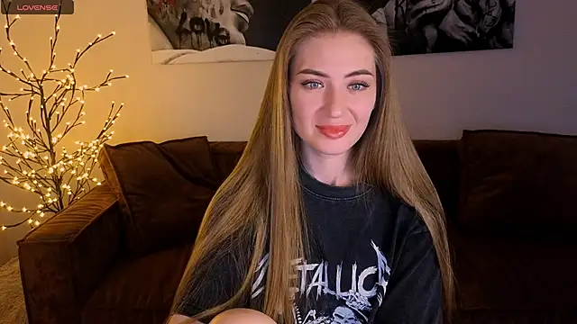 Snapshot of Adelyna_Bird chatting on June 19, 6:51 am Adelyna Bird online show from June 19, 6:51 am