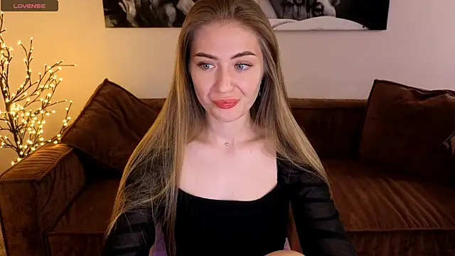 Snapshot of Adelyna_Bird chatting on July 27, 7:15 am Adelyna Bird online show from July 27, 7:15 am
