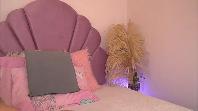 Snapshot of KendalEvanz chatting on February 16, 12:18 am KendalEvanz online show from February 16, 12:18 am