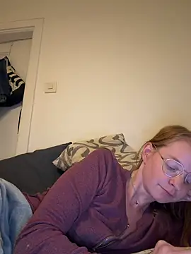 Snapshot of jannis1992 chatting on April 21, 1:42 am jannis1992 online show from April 21, 1:42 am