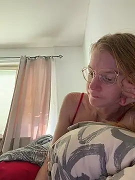 Snapshot of jannis1992 chatting on May 4, 2:24 pm jannis1992 online show from May 4, 2:24 pm