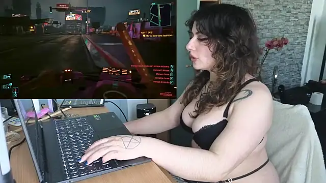 Snapshot of Moxxxie chatting on October 28, 4:20 pm Moxxxie online show from October 28, 4:20 pm