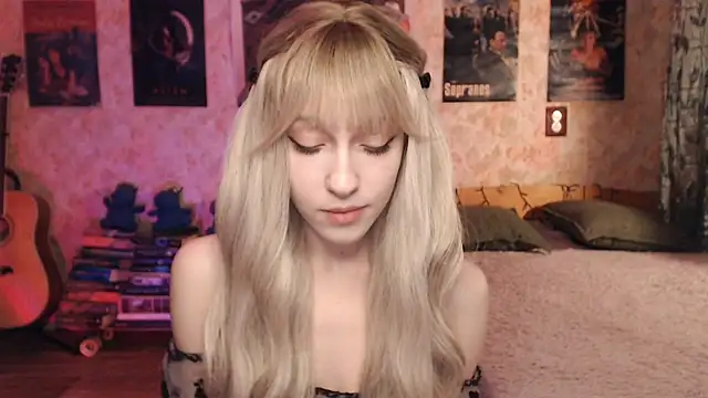 Snapshot of Friendly_Ellie chatting on February 3, 11:15 pm Friendly Ellie online show from February 3, 11:15 pm