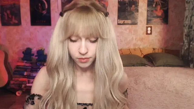 Snapshot of Friendly_Ellie chatting on March 21, 11:12 pm Friendly Ellie online show from March 21, 11:12 pm