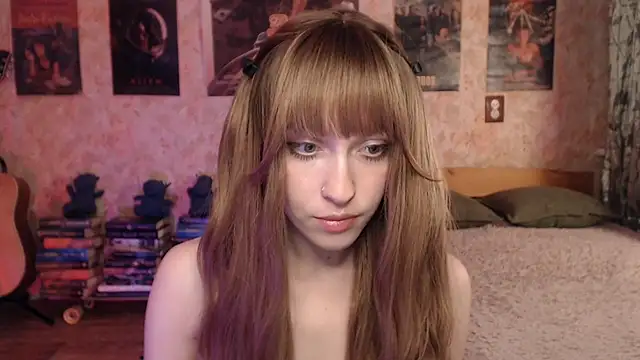 Snapshot of Friendly_Ellie chatting on April 24, 12:18 pm Friendly Ellie online show from April 24, 12:18 pm