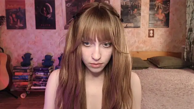 Snapshot of Friendly_Ellie chatting on May 4, 11:12 pm Friendly Ellie online show from May 4, 11:12 pm