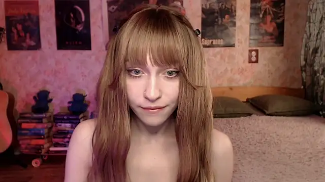 Snapshot of Friendly_Ellie chatting on May 13, 11:22 pm Friendly Ellie online show from May 13, 11:22 pm