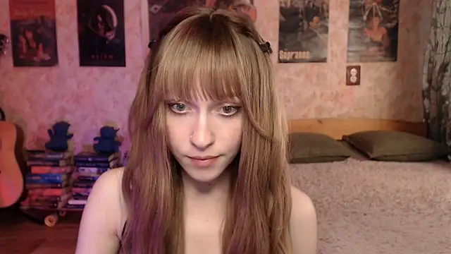 Snapshot of Friendly_Ellie chatting on May 15, 12:23 pm Friendly Ellie online show from May 15, 12:23 pm