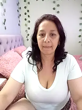 Snapshot of camilalatti chatting on December 22, 2:39 am camilalatti online show from December 22, 2:39 am