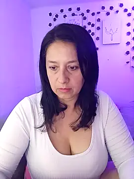 Snapshot of camilalatti chatting on February 21, 12:27 am camilalatti online show from February 21, 12:27 am