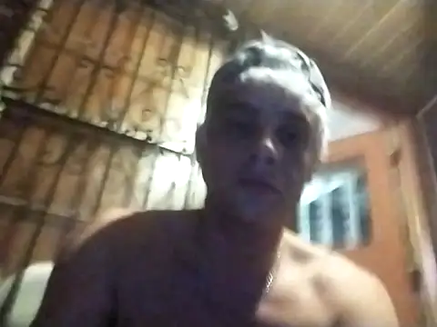 Snapshot of zack111g chatting on January 2, 12:23 am zack111g online show from January 2, 12:23 am