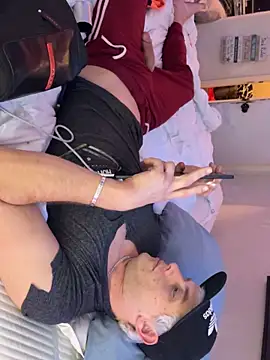 Snapshot of zack111g chatting on January 12, 7:11 am zack111g online show from January 12, 7:11 am