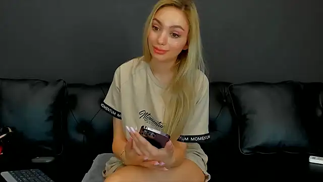 Snapshot of HaleySweet18 chatting on June 25, 5:12 am HaleySweet18 online show from June 25, 5:12 am