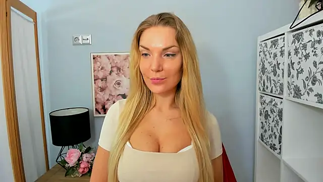 Snapshot of AulloraHoney chatting on February 15, 6:12 am AulloraHoney online show from February 15, 6:12 am