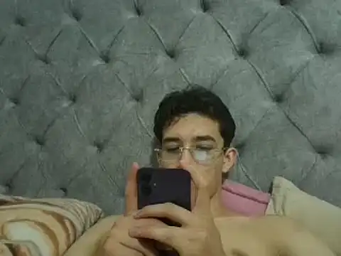 Snapshot of tiben11 chatting on November 11, 2:22 am tiben11 online show from November 11, 2:22 am