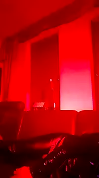 Snapshot of Crystalbitchx chatting on December 14, 4:56 am Crystalbitchx online show from December 14, 4:56 am