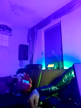 Snapshot of Crystalbitchx chatting on February 4, 12:40 am Crystalbitchx online show from February 4, 12:40 am