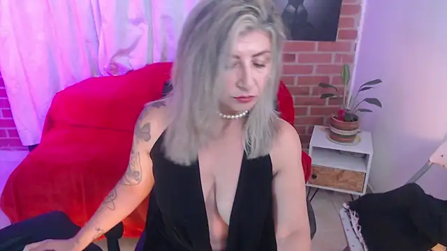 Snapshot of agnes_blackmoree chatting on February 15, 3:25 am agnes blackmoree online show from February 15, 3:25 am