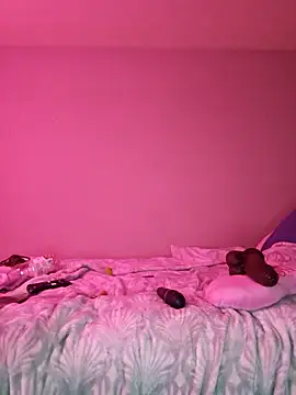 Snapshot of oliviaprettypussy chatting on May 9, 1:11 am oliviaprettypussy online show from May 9, 1:11 am